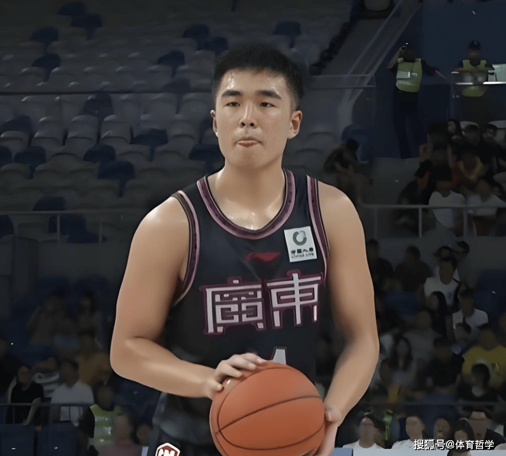 崔永熙接受采访，中肯点评主教练杜锋