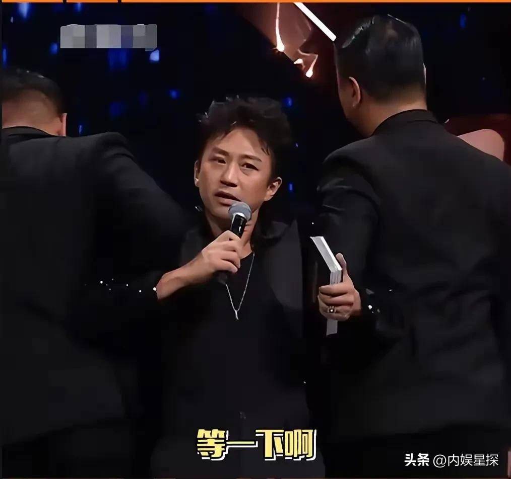 笑料百出，邓超微博电影之夜疯狂玩梗话太多被黑衣人架走