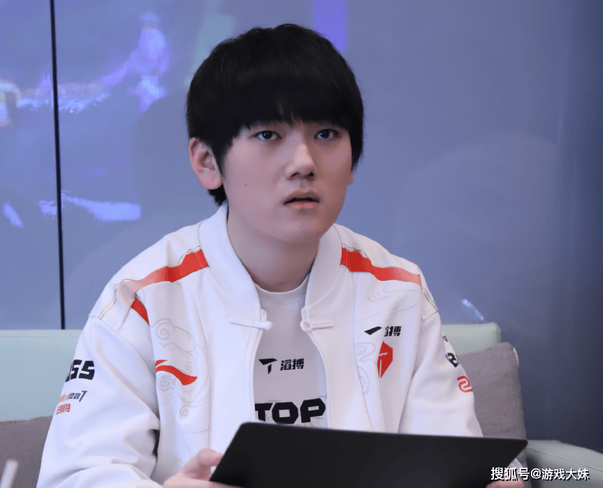 LOL皮(pí)肤投票排行(xíng)，只有一款冠(guān)军皮(pí)肤进入前100，看到就能(néng)想到IG