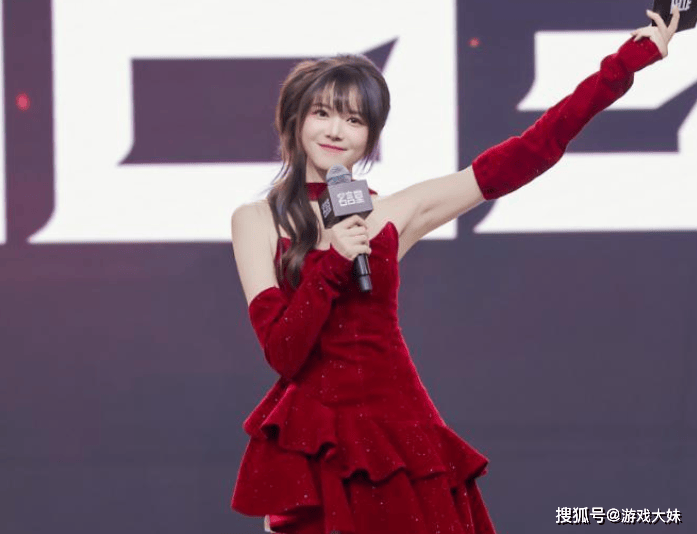 骆歆(xīn)素顔(yán)直播(bō)，被(bèi)夸顔(yán)值(zhí)很高，展示身上多处淤青