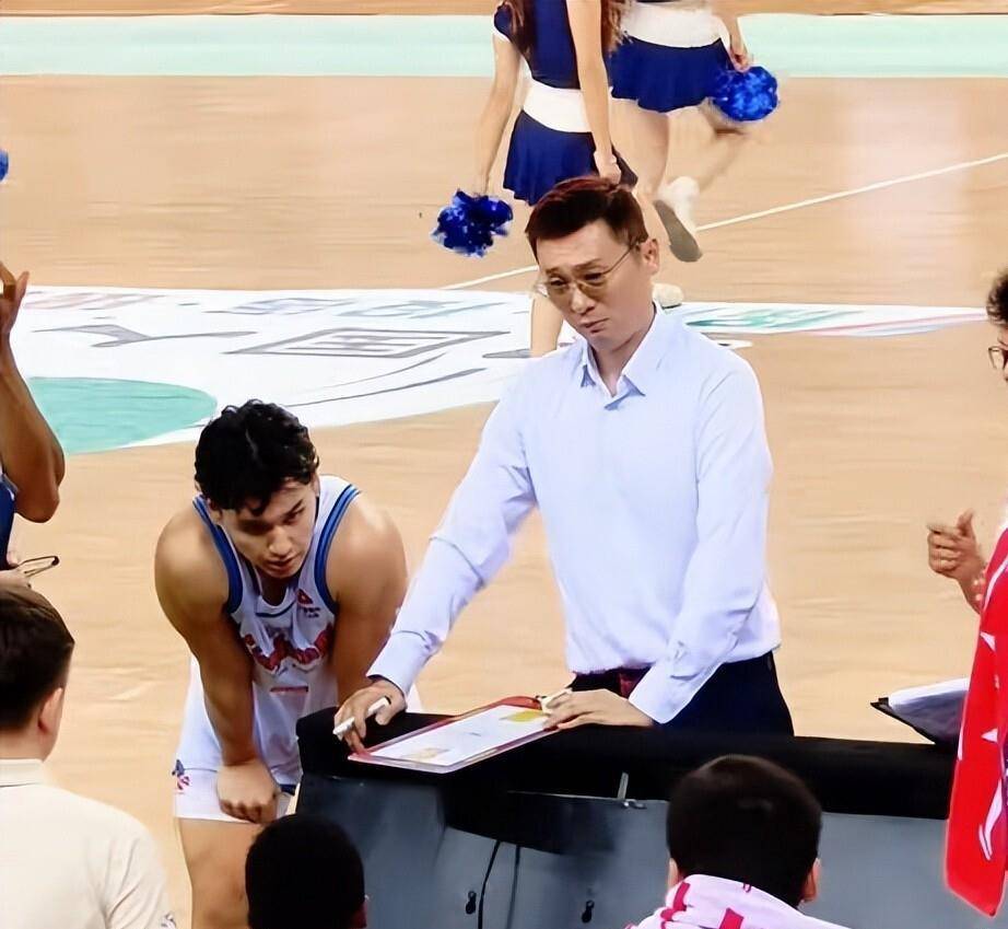 72%三分命中率带飞山东!第一档五队出炉,北京豪华阵容被外援拖垮