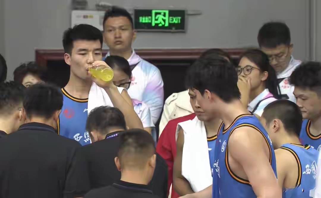 商业赛冠军的背后：卢骏意外崴脚，揭开了夏季邀请赛的尴尬真相