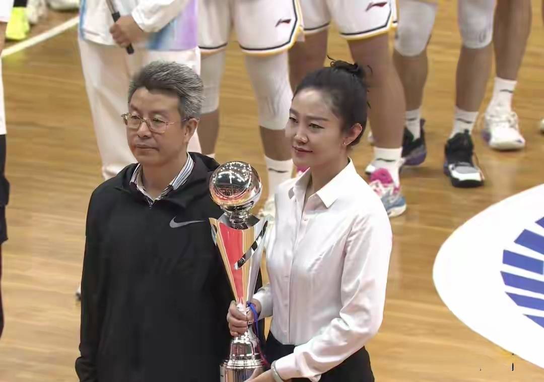 商业赛冠军的背后：卢骏意外崴脚，揭开了夏季邀请赛的尴尬真相