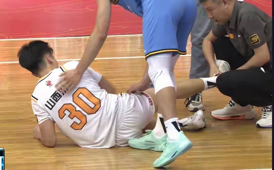 商业赛冠军的背后：卢骏意外崴脚，揭开了夏季邀请赛的尴尬真相