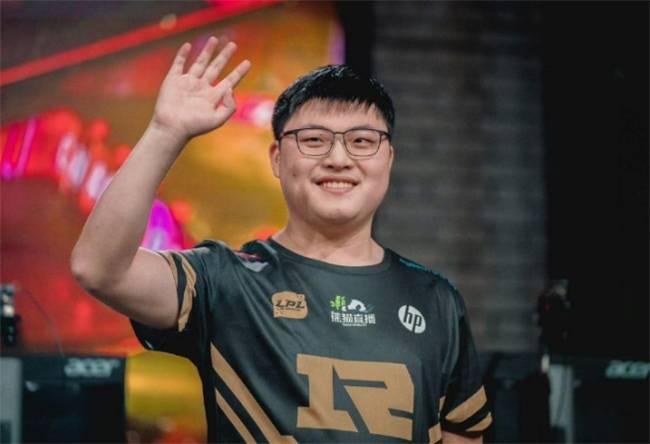 【一竞技1JingJi】LOL：LPL国产最强教练回归 Uzi疑似进行复出训练！