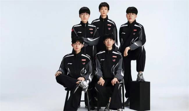 【一竞技1JingJi】LOL:LPL首支至臻全华班诞生 AL新教练打脸Tabe