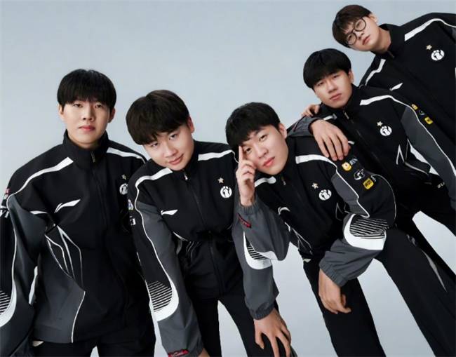 【一竞技1JingJi】LOL:LPL首支至臻全华班诞生 AL新教练打脸Tabe