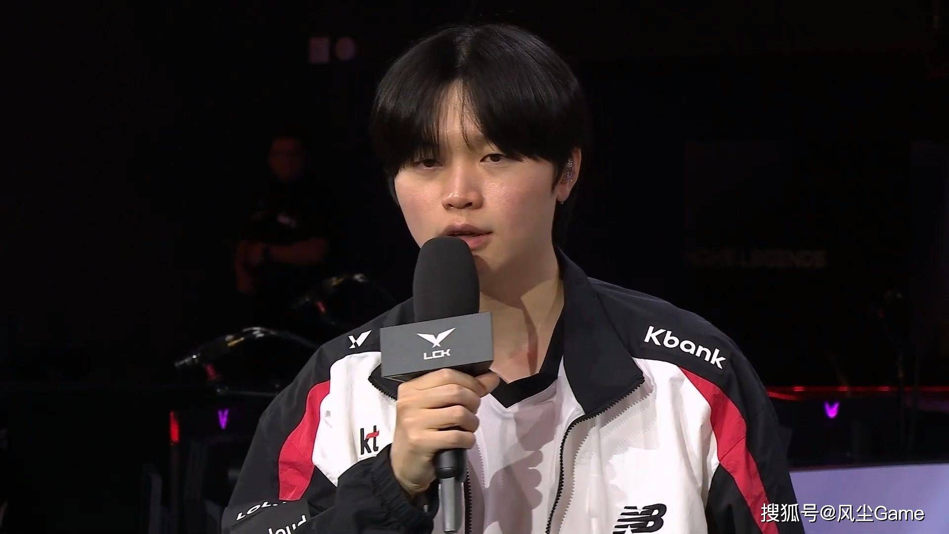 LOL十年赛事博主退网!LCK赛前整活:用河蟹预测比赛结果