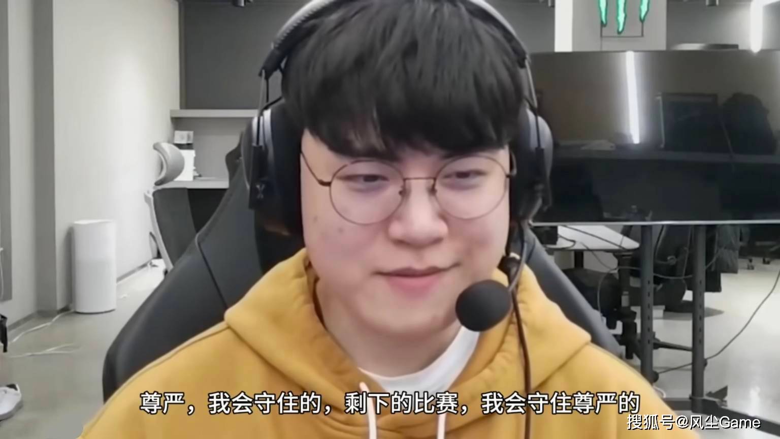 LOL世界冠军AD即将复出!小吕布直播放话:剩下的比赛会守住尊严