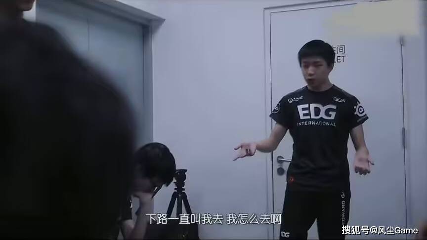 LOL世界冠军AD即将复出!小吕布直播放话:剩下的比赛会守住尊严